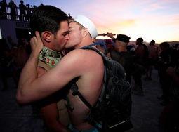 情侣浪漫接吻的花絮